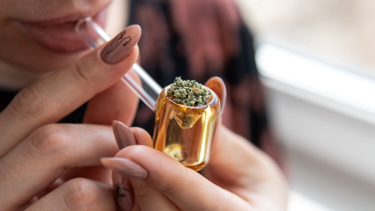 Why Do You Need A Weed Mini Pipe In Your Life? - HØJ
